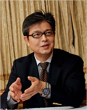 堂場瞬一『ヒート』刊行を記念して異色の初対談が実現! 堂場瞬一 × 向井万起男画像1